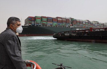 Navegación en el Canal de Suez, suspendida temporalmente debido a buque encallado