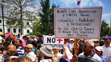 Ciudadanos protestan contra la corrupción frente a la Procuraduría General de la Nación