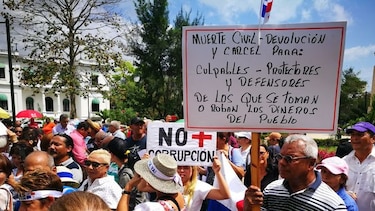 Ciudadanos protestan contra la corrupción frente a la Procuraduría General de la Nación