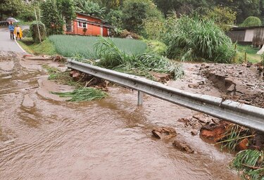 Desbordamiento de quebrada pone en alerta a varias comunidades en Tierras Altas