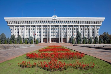 Bishkek, la moderna capital de Kirguistán que está demoliendo su imponente arquitectura soviética