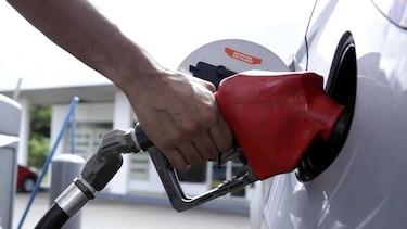 Secretaría de Energía anuncia una leve baja en el precio de la gasolina 
