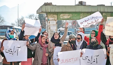 Mujeres afganas protestan contra régimen talibán