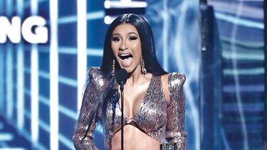 Cardi B se reúne con el senador Bernie Sanders para hablar del salario mínimo