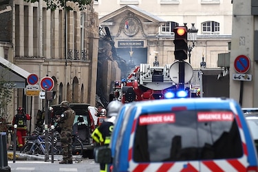 Un gran incendio en París por una explosión de gas provoca el derrumbe de un edificio