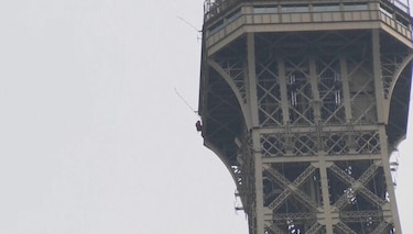 Evacúan la Torre Eiffel debido a un hombre visto escalando el monumento