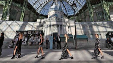 Lagerfeld presenta un desfile patrimonial