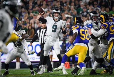 Foles vuelve y guía a Eagles a triunfo sobre Rams