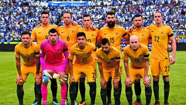 Australia empata y gana en avanzada