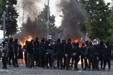‘Un escenario apocalíptico’: el brutal ataque con cuchillo a un hombre que desató violentas protestas en Belfast