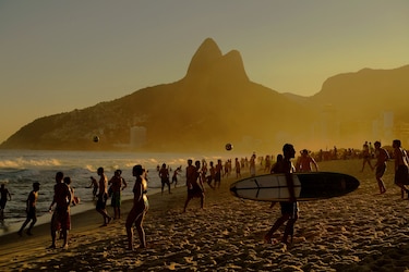Río de Janeiro cierra las playas, con la Covid-19 fuera de control en Brasil