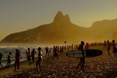 Río de Janeiro cierra las playas, con la Covid-19 fuera de control en Brasil