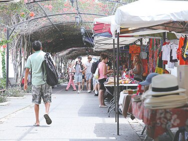 Reducen pago a comerciantes por uso de espacios públicos