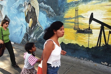 Qué se sabe sobre cómo Estados Unidos vende el petróleo de Venezuela y le envía el dinero al gobierno de Delcy Rodríguez