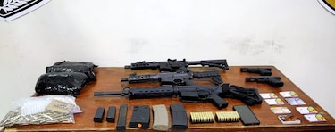 Aprehenden a dos personas con fusiles y pistolas en Amador