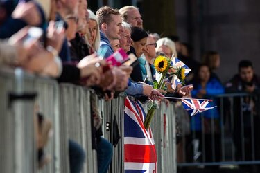 Los príncipes de Gales visitan los tributos florales a Isabel II en Sandringham