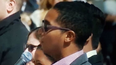 Un joven panameño entrega al papa Francisco las conclusiones de reunión presinodal