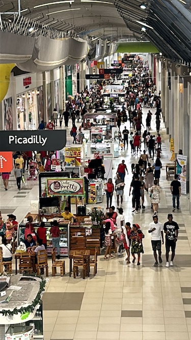 Falla eléctrica afectó sistema de pagos y comunicaciones en locales de centros comerciales