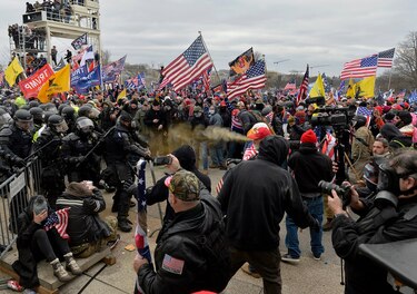 Enfrentamientos entre seguidores de Trump y la policía en el Capitolio