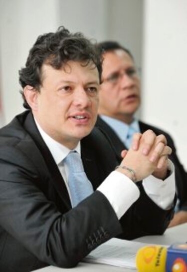 Candidato uribista respalda a Hurtado