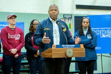 Nueva York cerrará 25 albergues para migrantes en los próximos dos meses