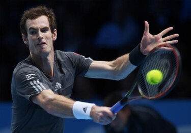 Murray vence a Raonic y retrasa la clasificación de Roger Federer