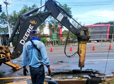 Varios sectores próximos a la Universidad de Panamá son afectados por daño en línea de agua potable
