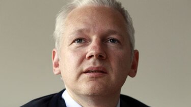 Assange ve 'vergonzoso' el gasto de custodiarle en la embajada de Ecuador