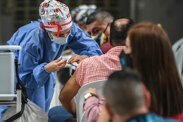 Cerca de un millón de venezolanos indocumentados podrán vacunarse en Colombia