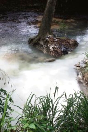 Sustancia de color blanco en la corriente del río Abajo