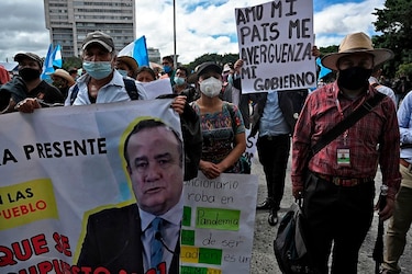 Presidente de Guatemala ‘analiza’ cambios presupuestarios acosado por las protestas