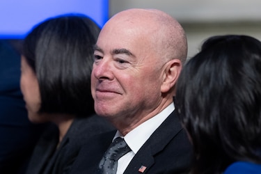 Mayorkas dice que la administración de Biden ha expulsado a más migrantes que la de Trump