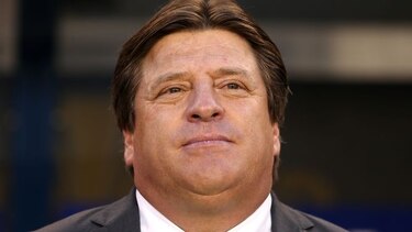 Periodista acusa a director técnico de México de golpearlo
