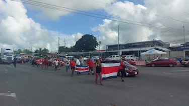 Protesta en Paso Canoa: ticos se quejan por el manejo gubernamental del tema migratorio 