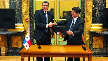 Panamá firma acuerdos para salir de listas negras
