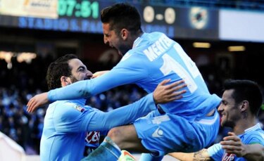 Napoli supera a Sampdoria y se acerca a Roma