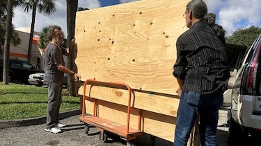 Residentes en Carolina del Sur se preparan ante paso de huracán Matthew