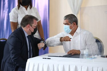 En la firma del contrato del nuevo Hospital del Niño, Cortizo critica las filas para comprar zapatillas, pero dice que él no se confinará