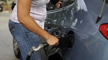 Desde este viernes bajarán los precios de los combustibles