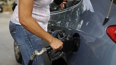 Desde este viernes bajarán los precios de los combustibles