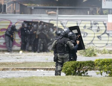Violentos disturbios entre obreros y policías dejan 16 heridos y más de 500 personas detenidas
