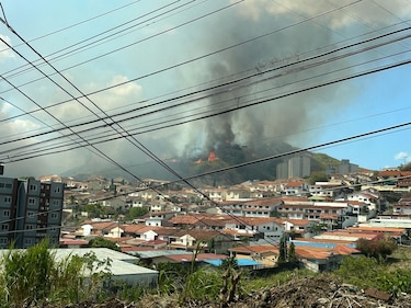 Incendio de herbazal en el sector de Limajo se extiende hacia el cerro Los Andes