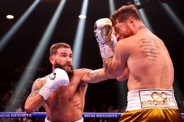 ‘Canelo’ Álvarez noquea a Plant y es el primer latino campeón unificado del peso supermediano