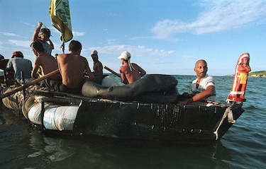 Los cubanos regresan a las balsas para escapar de las penurias