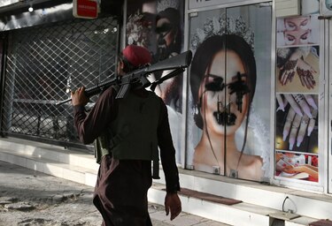 La imagen de la mujer desaparece en las calles de Kabul