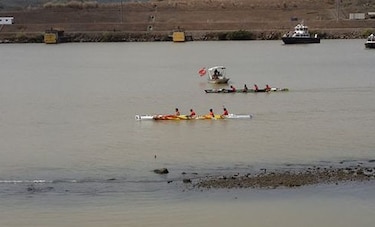 La carrera de cayucos, en la recta final