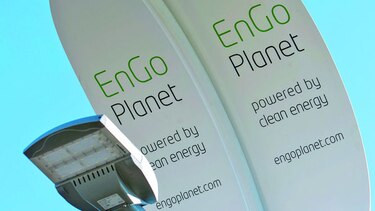 Energía solar y cinética para iluminar aceras