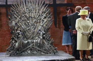 La reina Isabel II visita el escenario de ‘Game of Thrones’