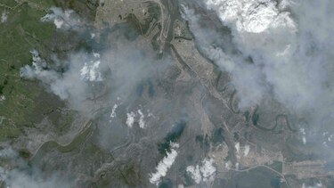 Temperatura y lluvia ayudan a combatir incendio en Canadá