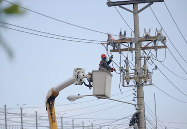 Proyecto de ley promueve uso de multas a las eléctricas para hacer inversiones